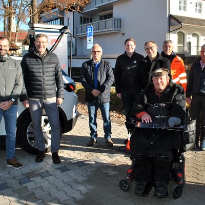 Bild vergr&ouml;&szlig;ern: Einweihung der barrierefreien Ladestationen am Volksfestplatz