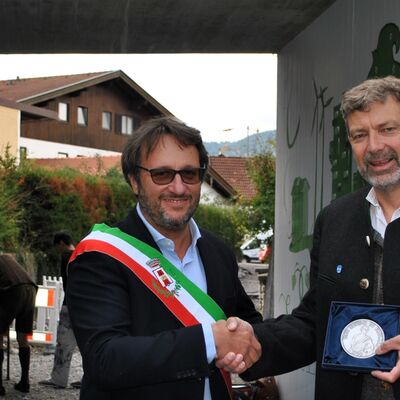 Bild vergrößern: Bürgermeister Alberto Lenzi (li.) überreichte Alfons Besel die Medaille der Comune di Fauglia
